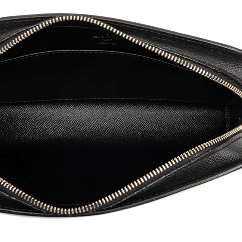 Louis Vuitton Taiga Pochette Baikal Black Leather Very good condition - Model View