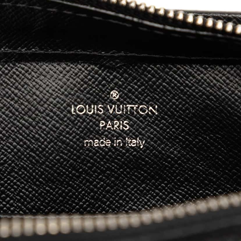 Louis Vuitton Taiga Pochette Baikal Black Leather Very good condition - Box View