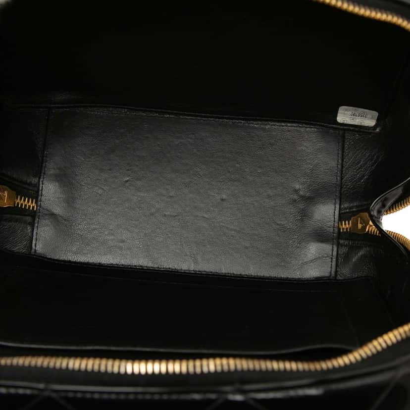 Chanel Quilted Patent Vanity Case Black Leather Very good condition - Model View