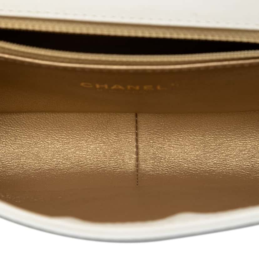 Chanel Medium Quilted Calfskin Octagon CC Clasp Flap White Leather Very good condition - Model View