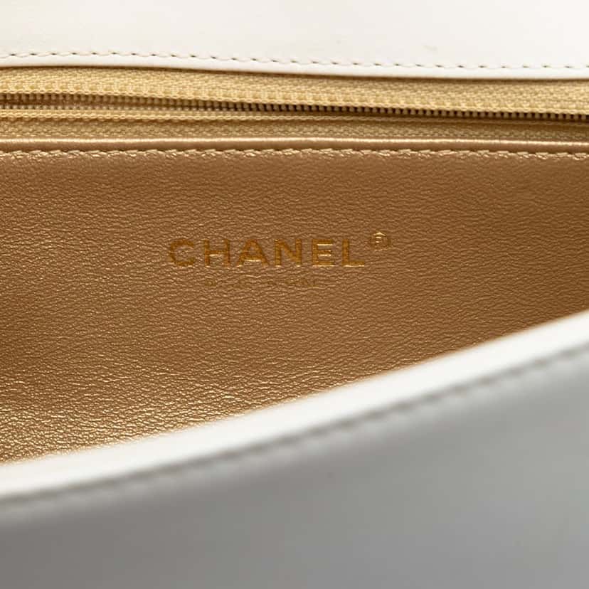 Chanel Medium Quilted Calfskin Octagon CC Clasp Flap White Leather Very good condition - Box View