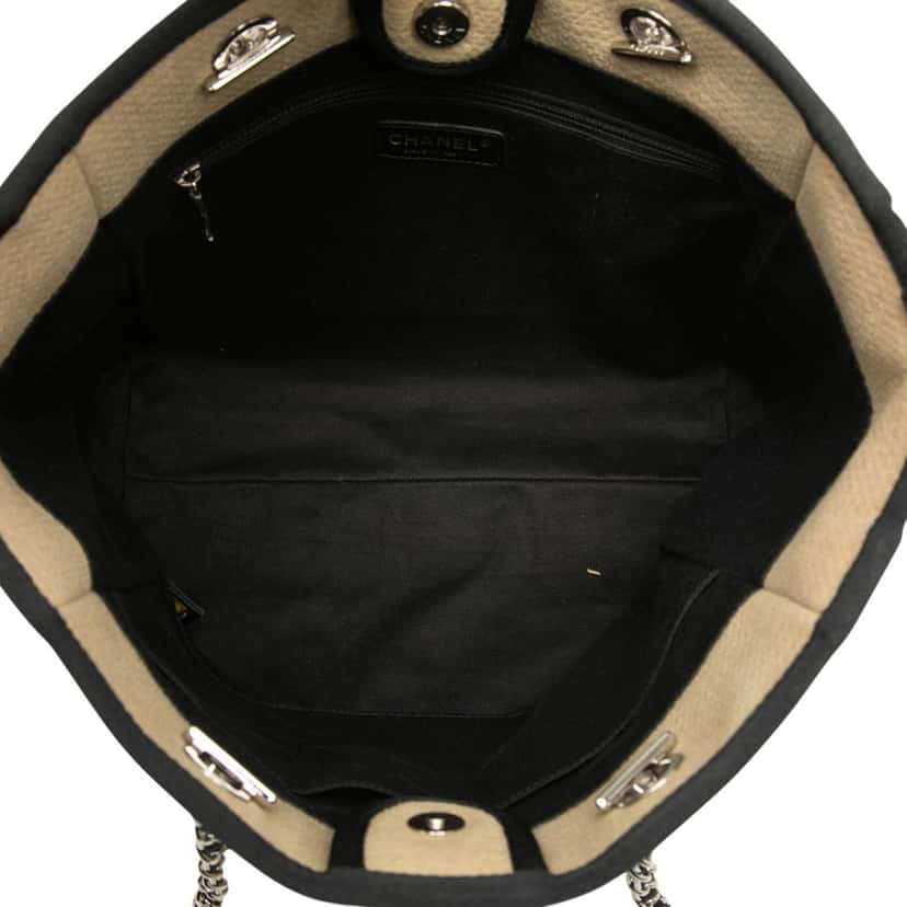 Chanel Small Canvas Deauville Tote Brown Very good condition - Model View