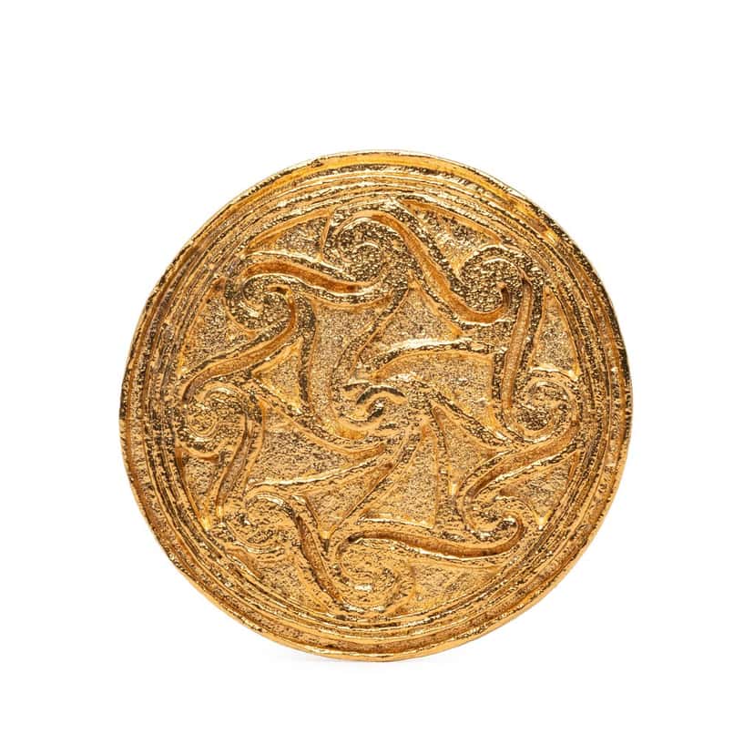 Chanel CC Gold Plated Swirl Medallion Brooch Gold Metal Very good condition - Front View