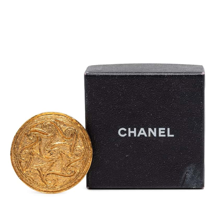 Chanel CC Gold Plated Swirl Medallion Brooch Gold Metal Very good condition - Model View
