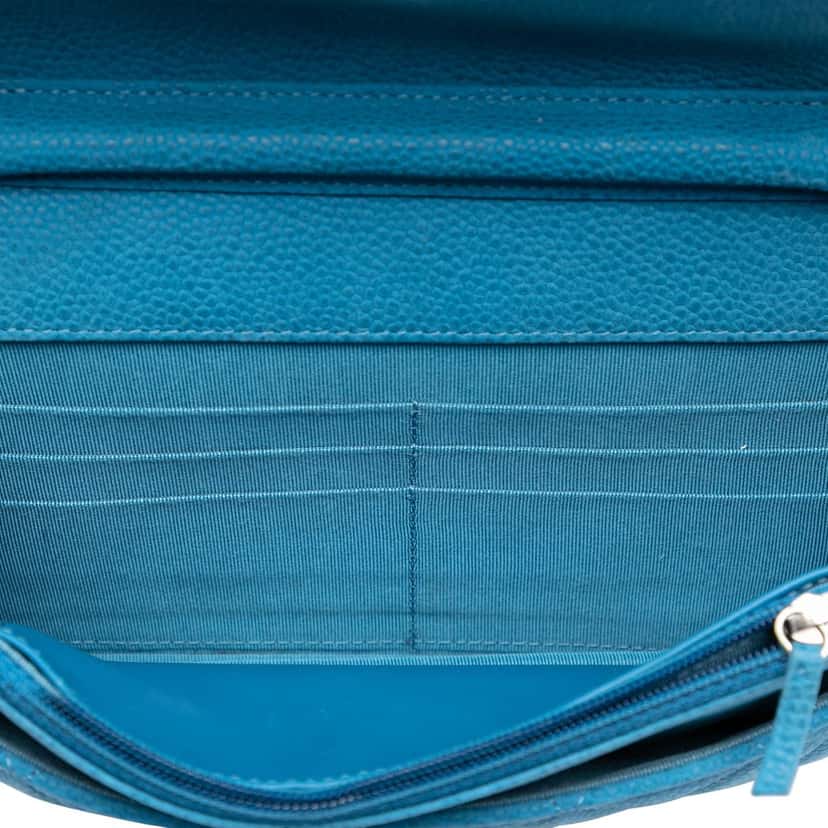 Chanel CC Quilted Caviar Wallet on Chain Blue Leather Very good condition - Model View