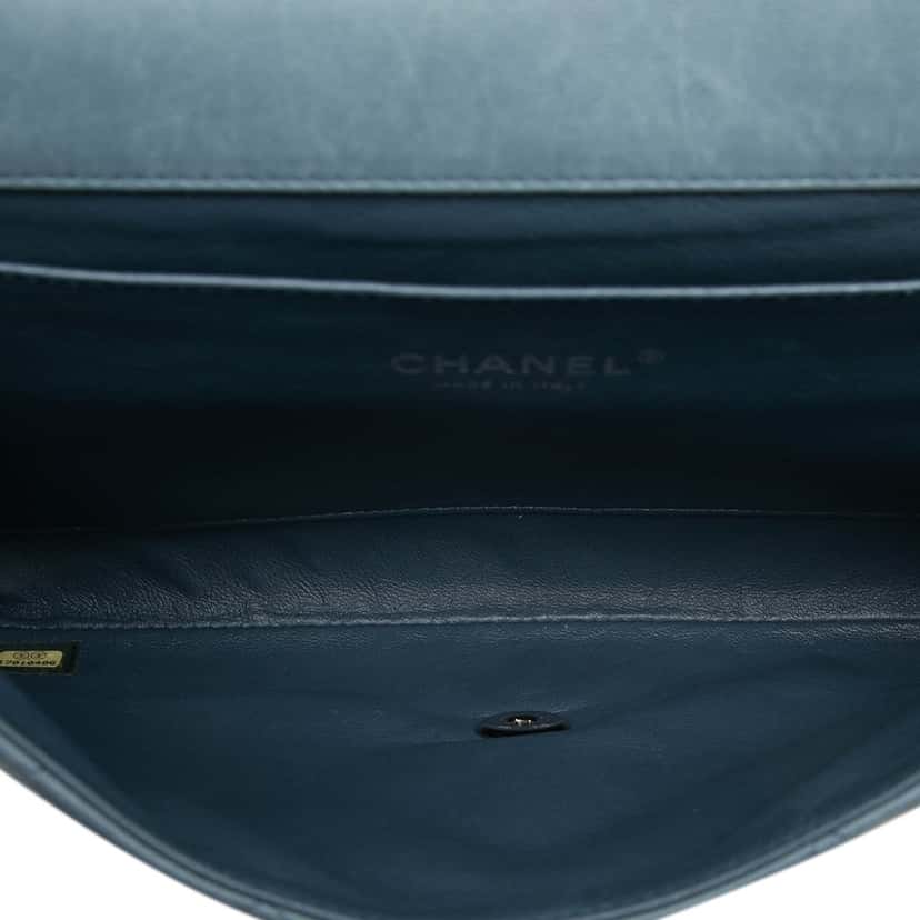 Chanel CC Quilted Lambskin Flap Clutch with Chain Blue Leather Very good condition - Model View