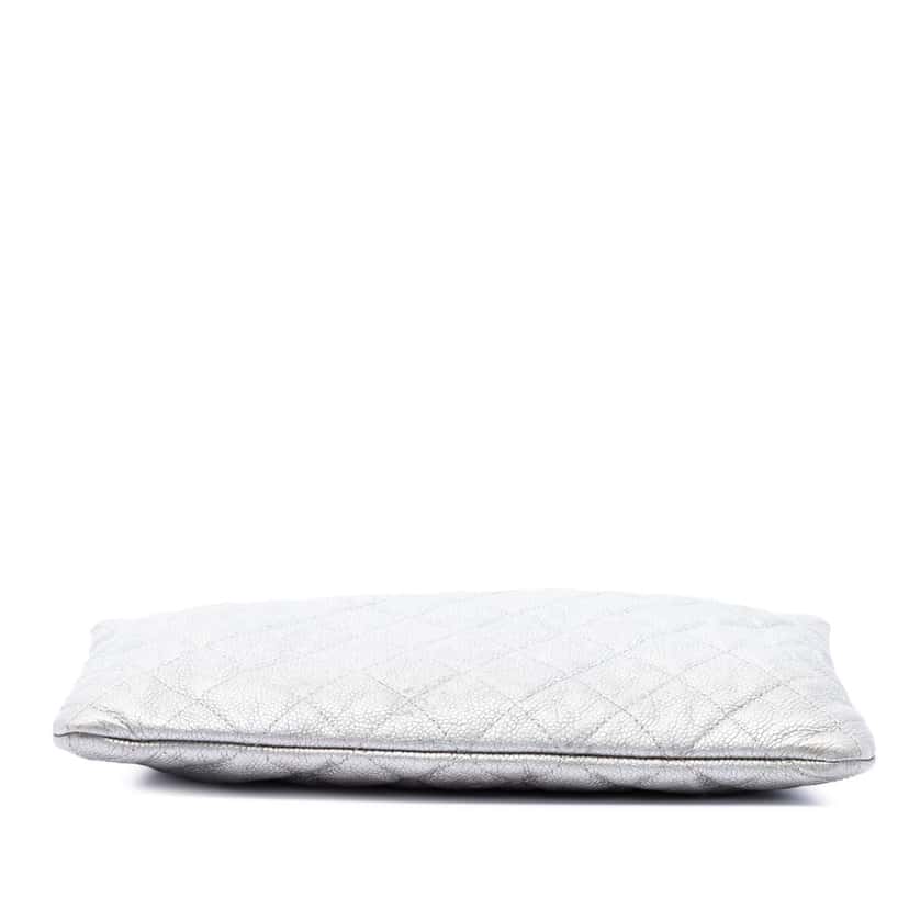 Chanel Medium Quilted Metallic Caviar O Case Clutch Silver Leather Very good condition - Inside View