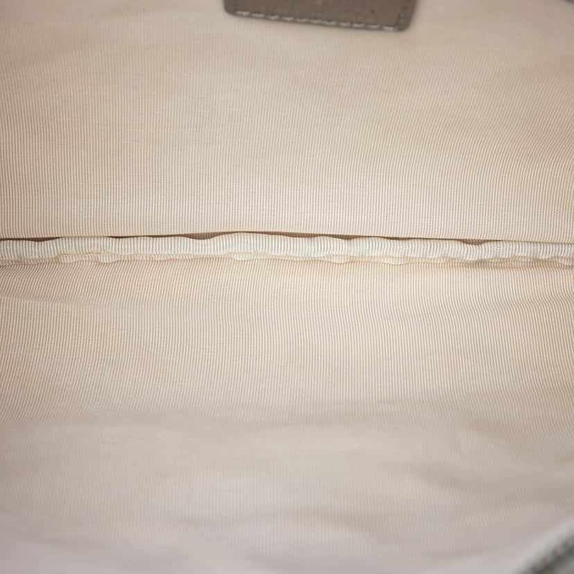 Chanel Medium Quilted Metallic Caviar O Case Clutch Silver Leather Very good condition - Model View