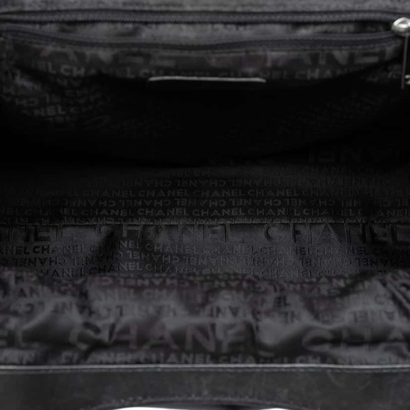 Chanel Lambskin Camellia Top Handle Frame Bag Black Leather Very good condition - Model View