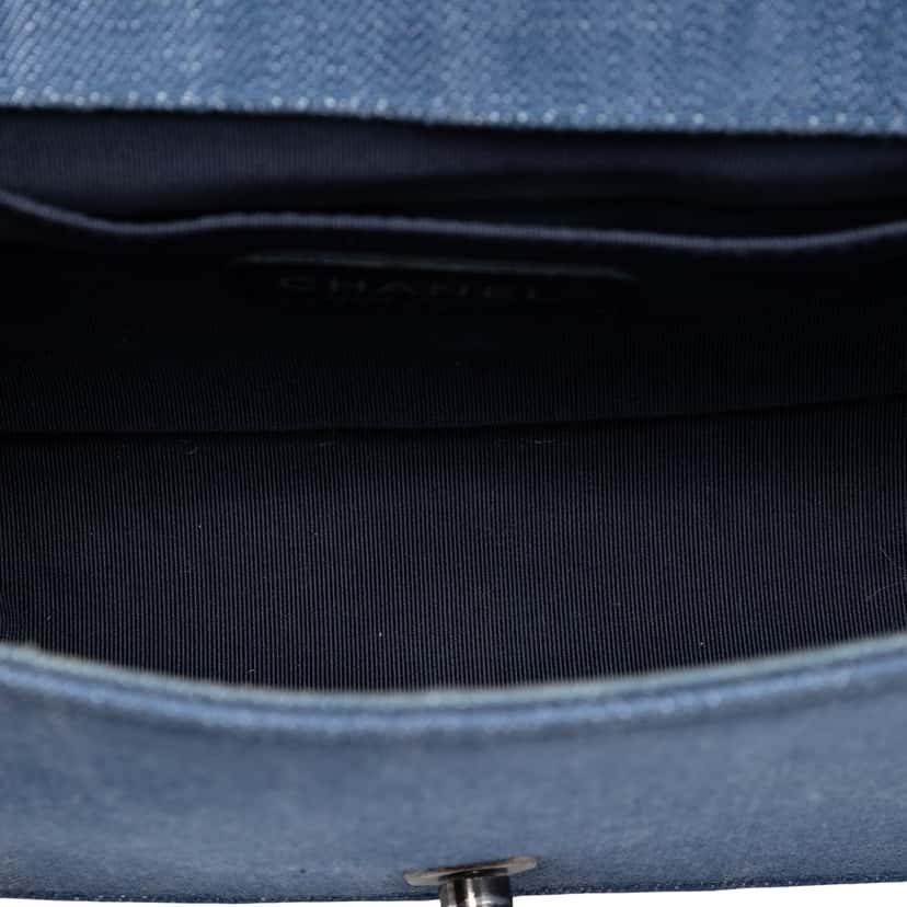 Chanel Old Medium Chevron Denim Boy Flap Blue Very good condition - Model View