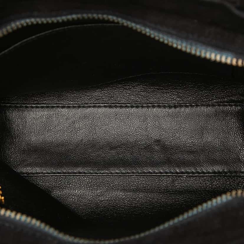 Chanel CC Diamond Quilted Suede Crossbody Black Leather Very good condition - Model View