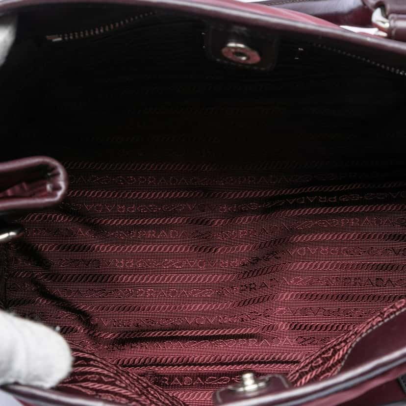 Prada Vitello Daino Trimmed Tessuto Satchel Red Very good condition - Model View