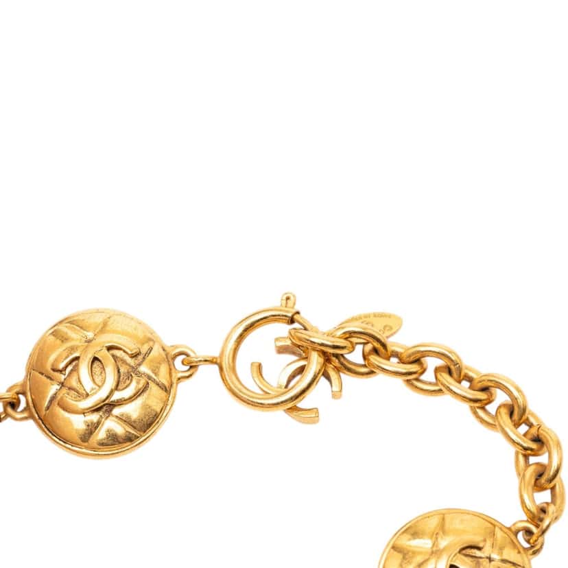 Chanel CC Gold Plated Quilted Medallion Necklace Gold Metal Very good condition - Model View