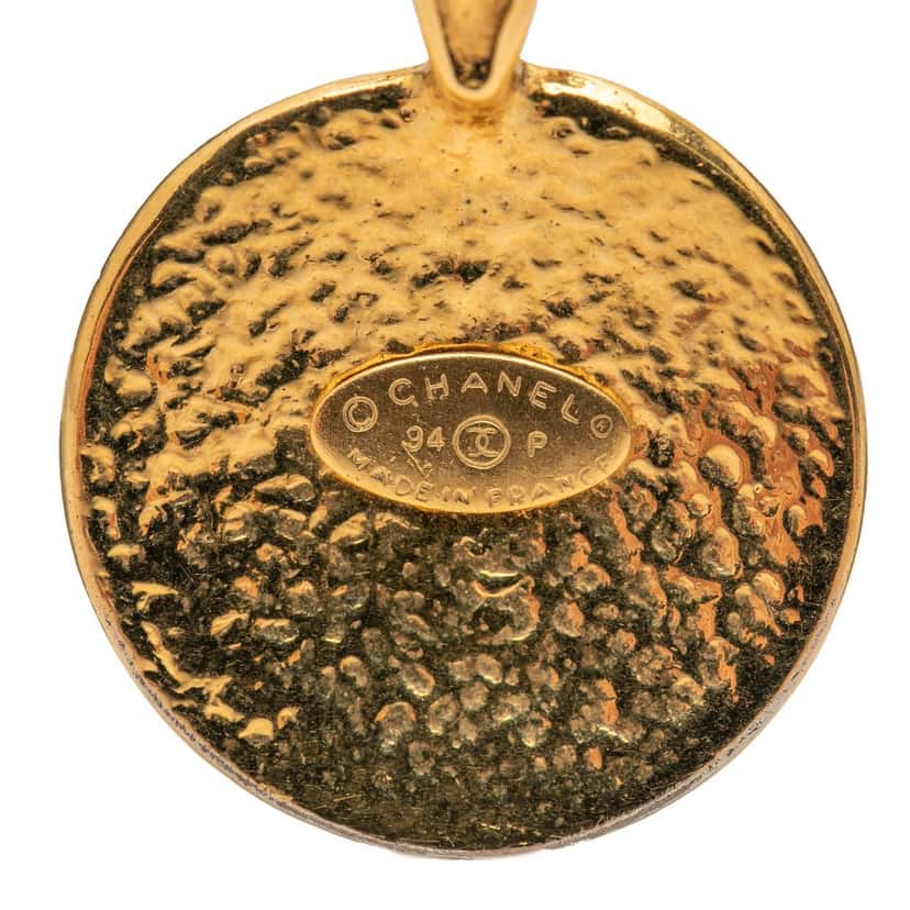 Chanel CC Gold Plated Round Pendant Necklace Gold Metal Very good condition - Model View