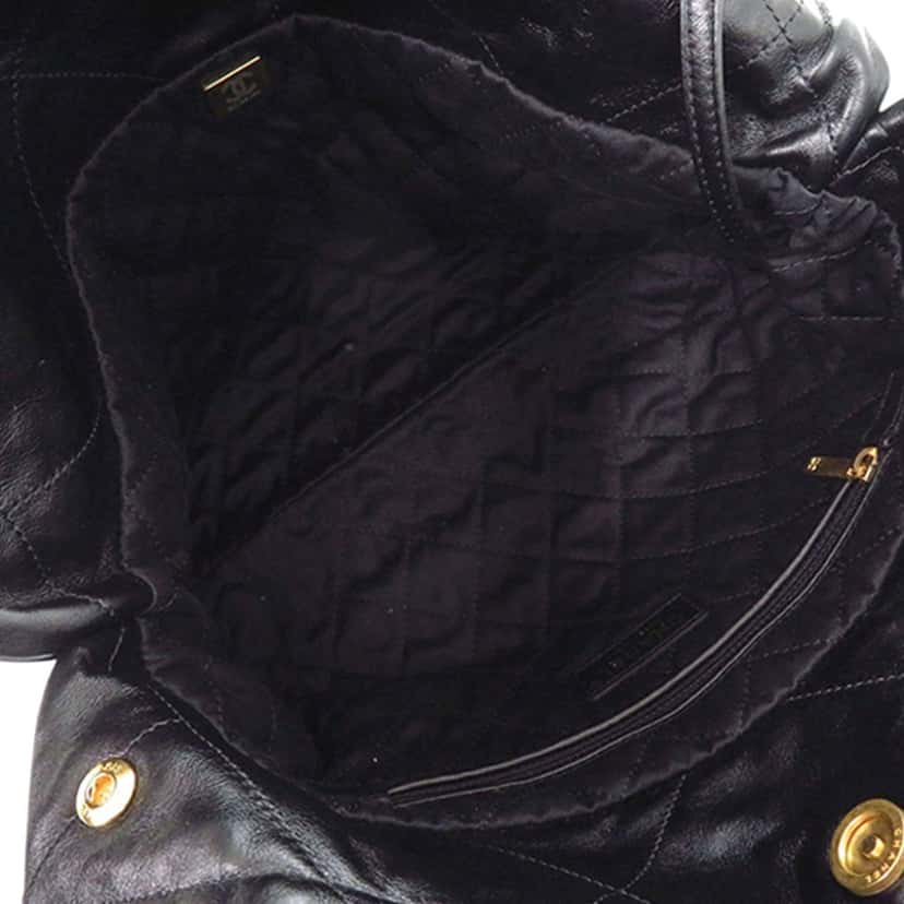 Chanel Small Quilted Shiny Calfskin 22 Handbag Black Leather Very good condition - Model View