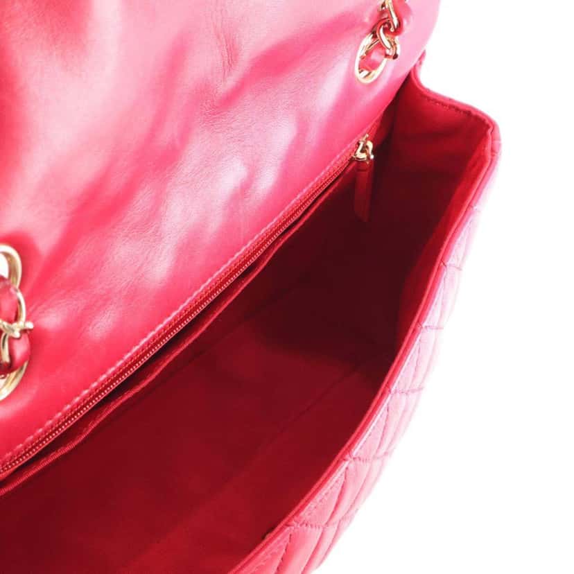 Chanel Medium Classic Lambskin Single Flap Pink Leather Very good condition - Model View