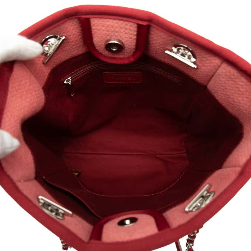Chanel Mini Canvas Deauville Tote Red Very good condition - Model View