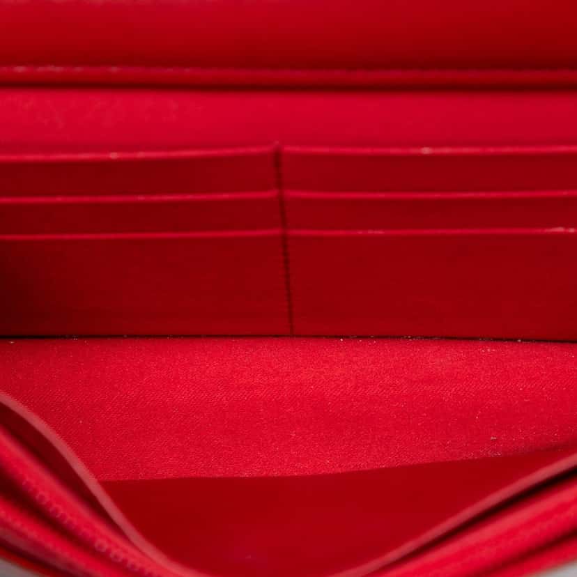Chanel CC Embossed Patent Camellia Wallet On Chain Red Leather Very good condition - Model View