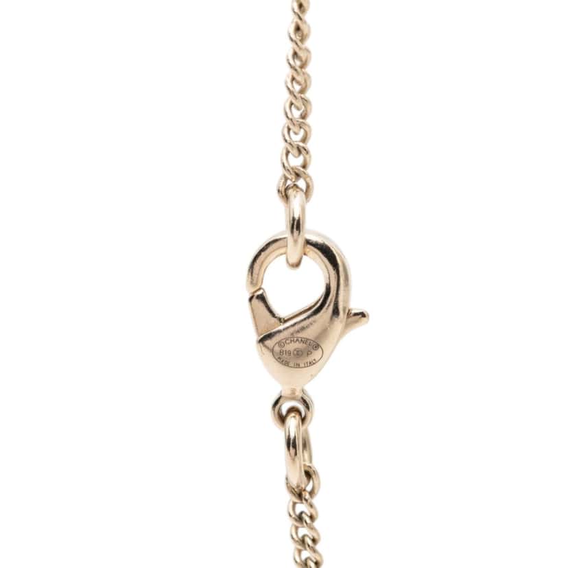 Chanel CC Gold Plated Strass Round Pendant Necklace Gold Metal Very good condition - Model View