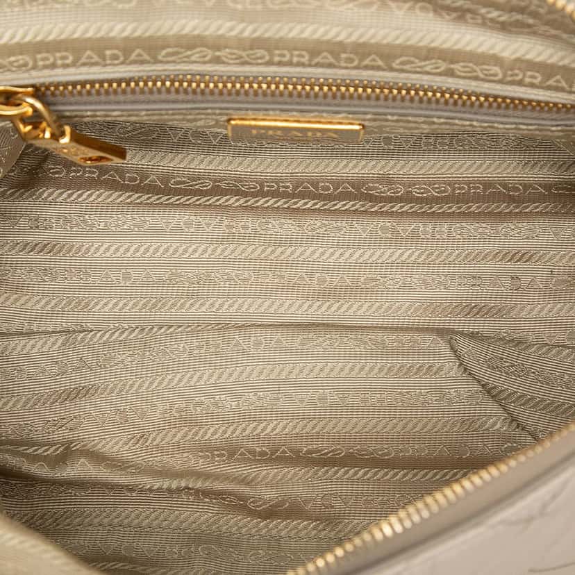 Prada Impuntu Tessuto Chain Flap Crossbody Beige Very good condition - Model View