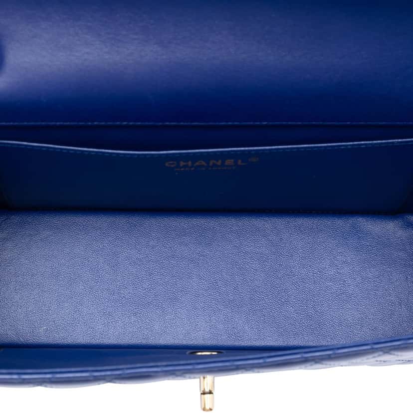 Chanel Quilted Lambskin East West Flap Clutch with Chain Blue Leather Very good condition - Model View