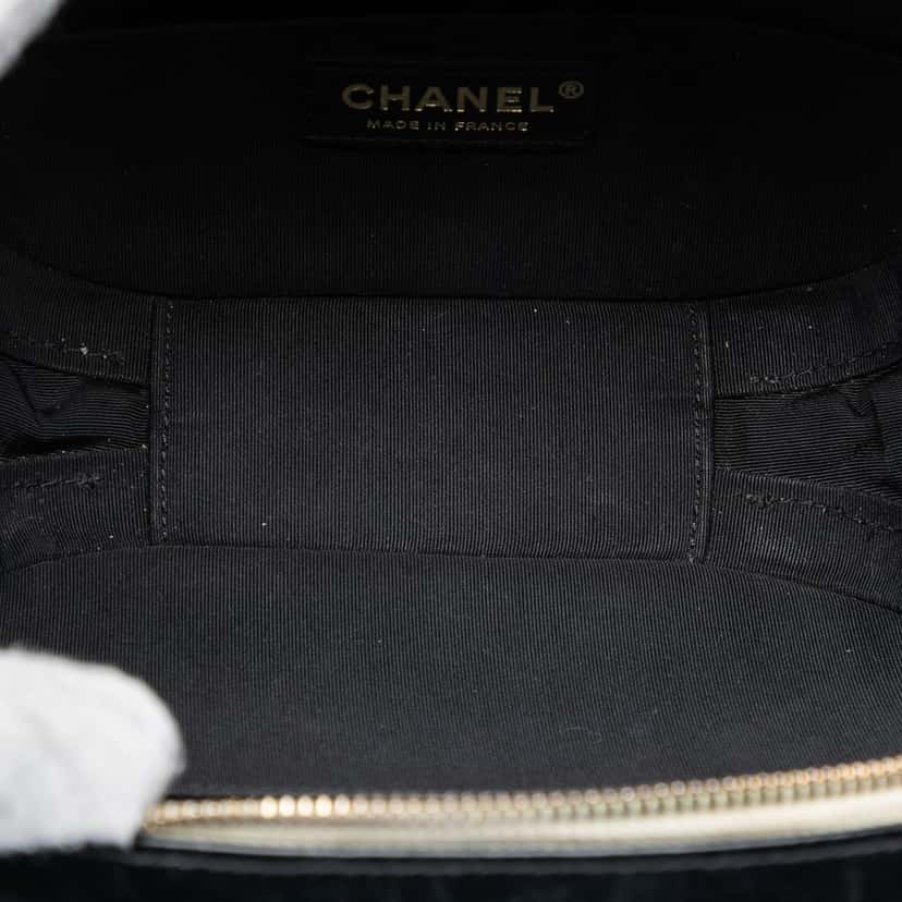 Chanel Small CC Crumpled Calfskin Vanity Case Beige Leather Very good condition - Model View
