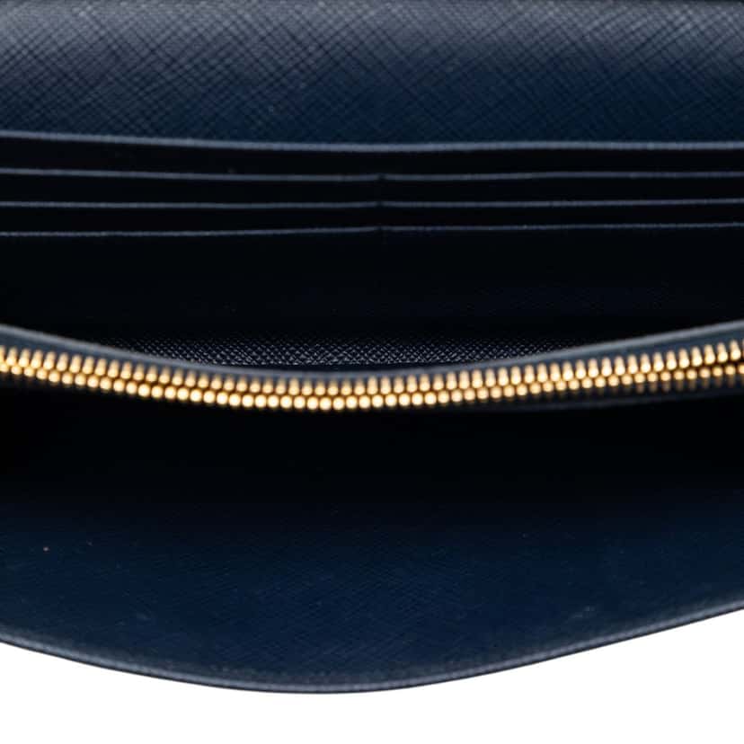 Prada Saffiano Wallet On Chain Blue Leather Very good condition - Model View
