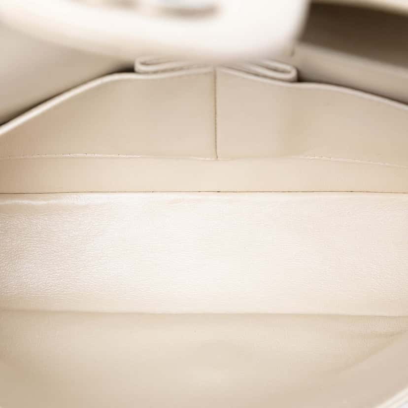 Chanel Medium Classic Caviar Double Flap White Leather Never worn, with tag - Model View