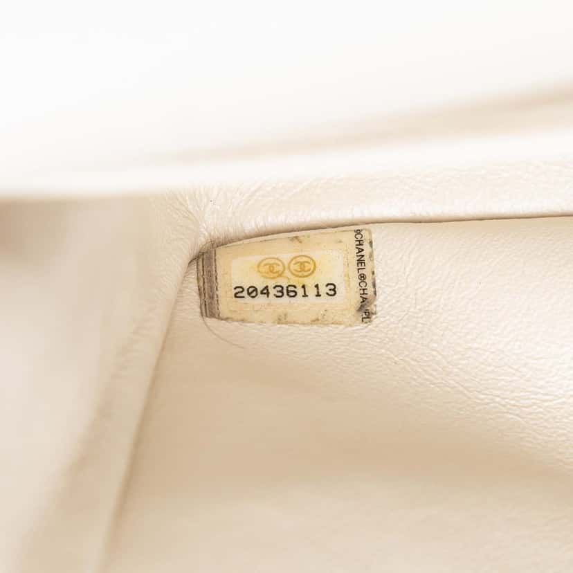 Chanel Medium Classic Caviar Double Flap White Leather Never worn, with tag - Box View