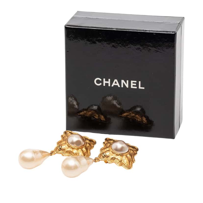 Chanel CC Gold Plated  Faux Pearl Drop Clip On Earrings Gold Metal Very good condition - Model View