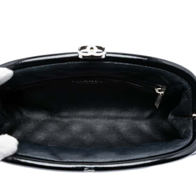 Chanel Quilted Patent Timeless Kiss Lock Clutch Black Leather Very good condition - Model View