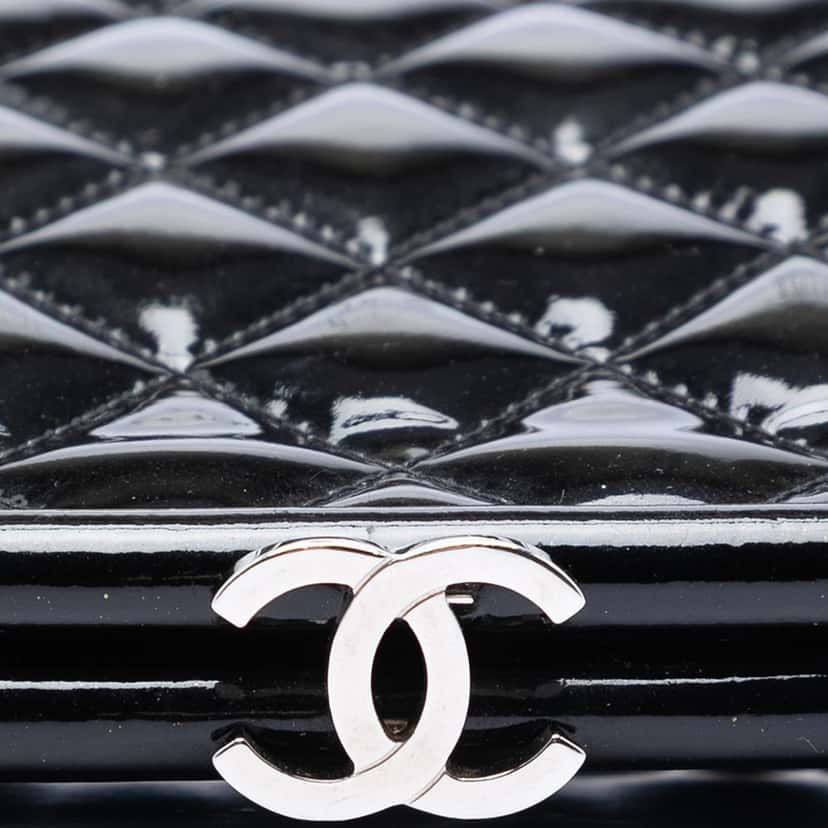 Chanel Quilted Patent Timeless Kiss Lock Clutch Black Leather Very good condition - Box View
