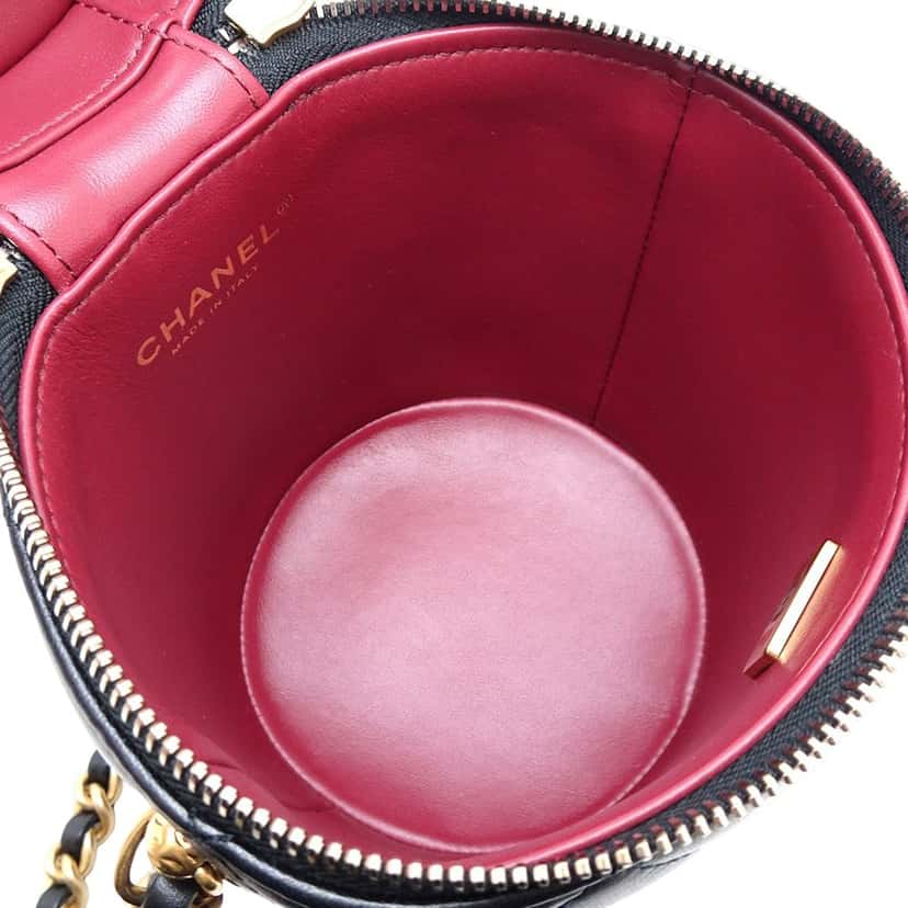 Chanel Small Quilted Lambskin Side Note Vanity Case Black Leather Very good condition - Model View