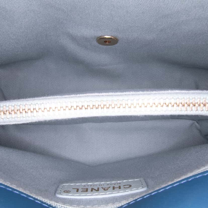 Chanel Medium Calfskin Coco Chevron Envelope Flap Blue Leather Very good condition - Model View