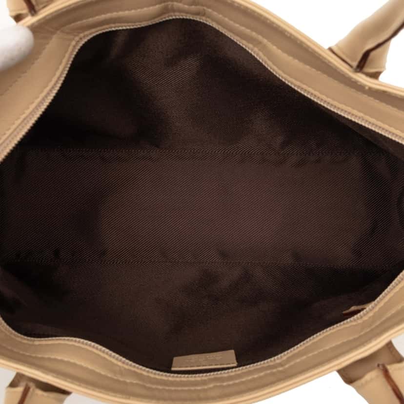 Gucci GG Canvas Tote Beige Very good condition - Model View