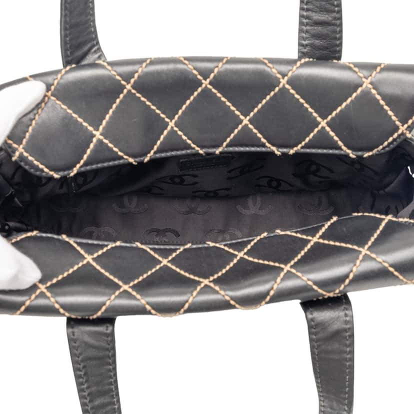 Chanel CC Lambskin Wild Stitch Handbag Black Leather Very good condition - Model View