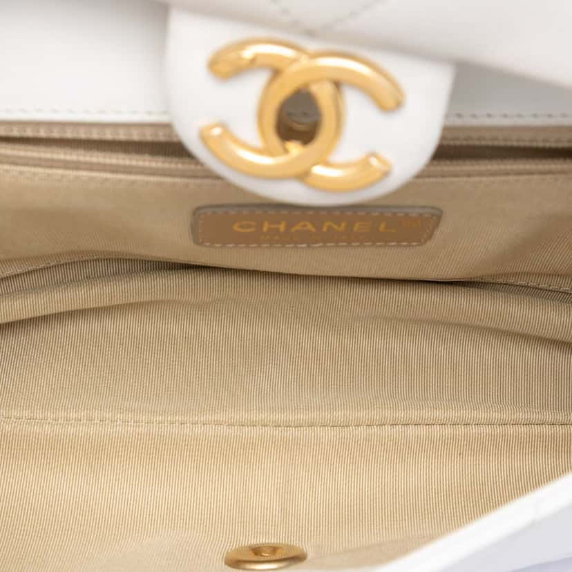Chanel Medium Quilted Lambskin A Real Catch Flap White Leather Very good condition - Model View