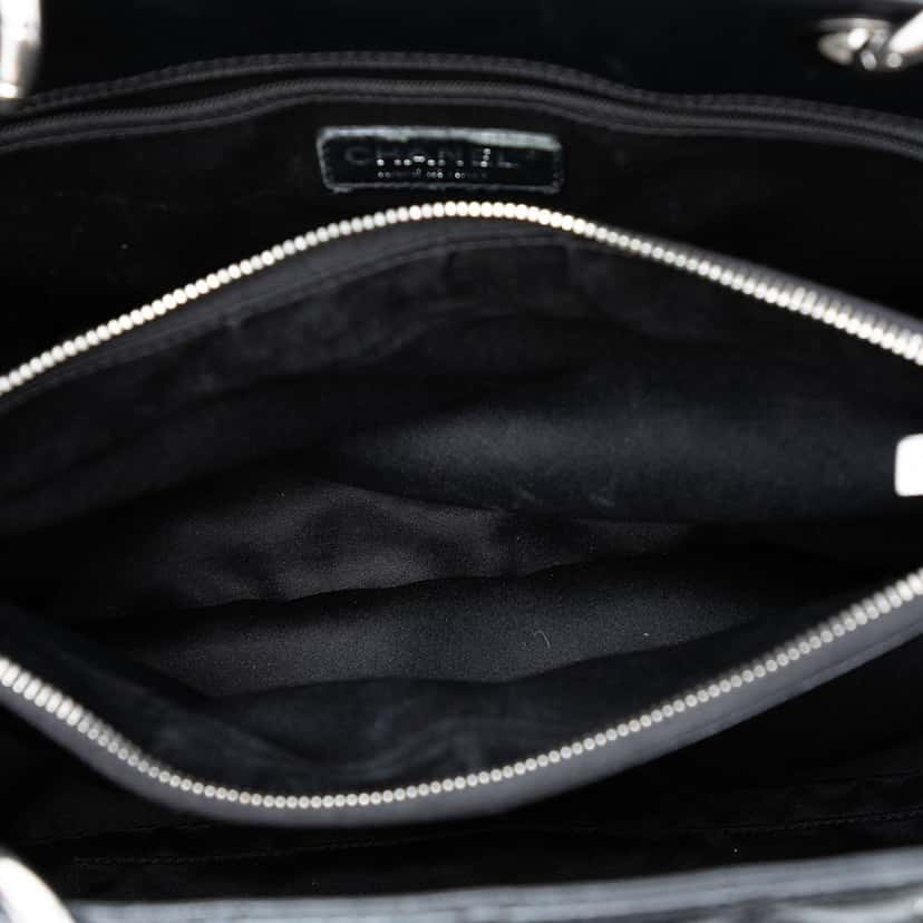 Chanel Caviar Grand Shopping Tote Black Leather Very good condition - Model View