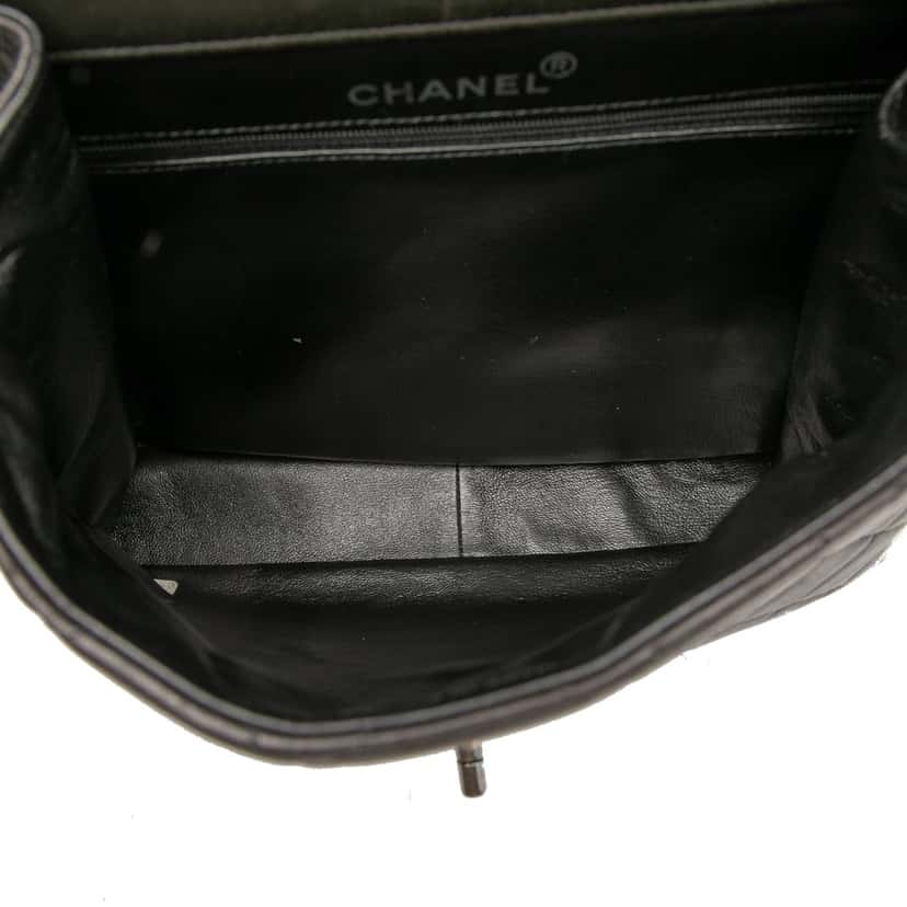 Chanel CC Quilted Lambskin Shoulder Bag Black Leather Good condition - Model View