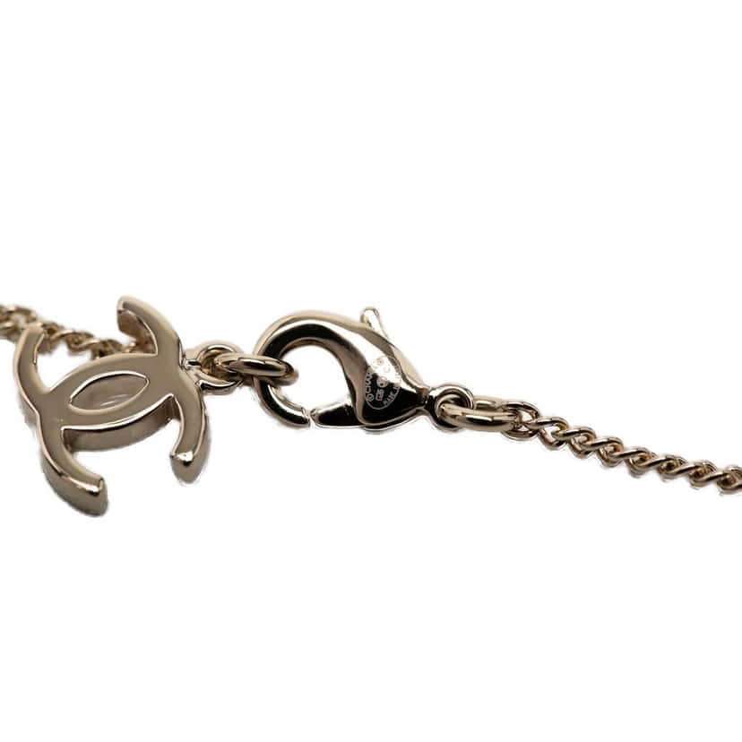 Chanel CC Gold Plated Faux Pearl and Strass Deer Pendant Necklace Gold Metal Very good condition - Model View
