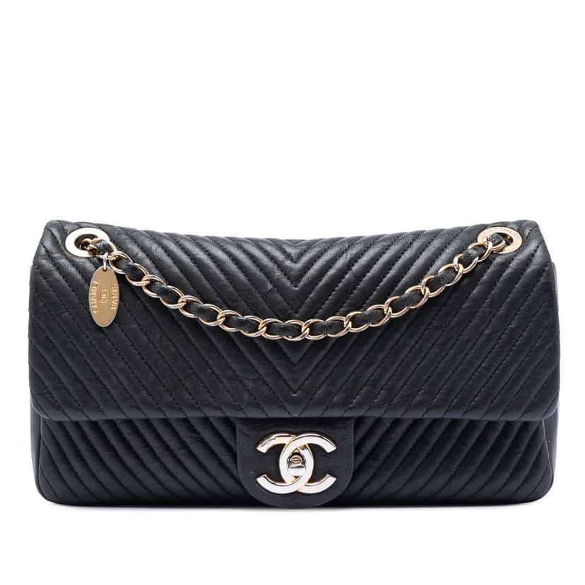 Chanel Medium Chevron Wrinkled Calfskin Medallion Charm Flap Black Leather Very good condition - Front View