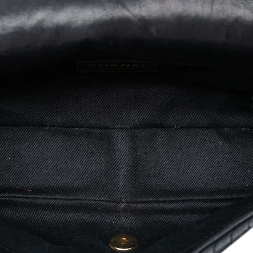 Chanel Medium Chevron Wrinkled Calfskin Medallion Charm Flap Black Leather Very good condition - Model View
