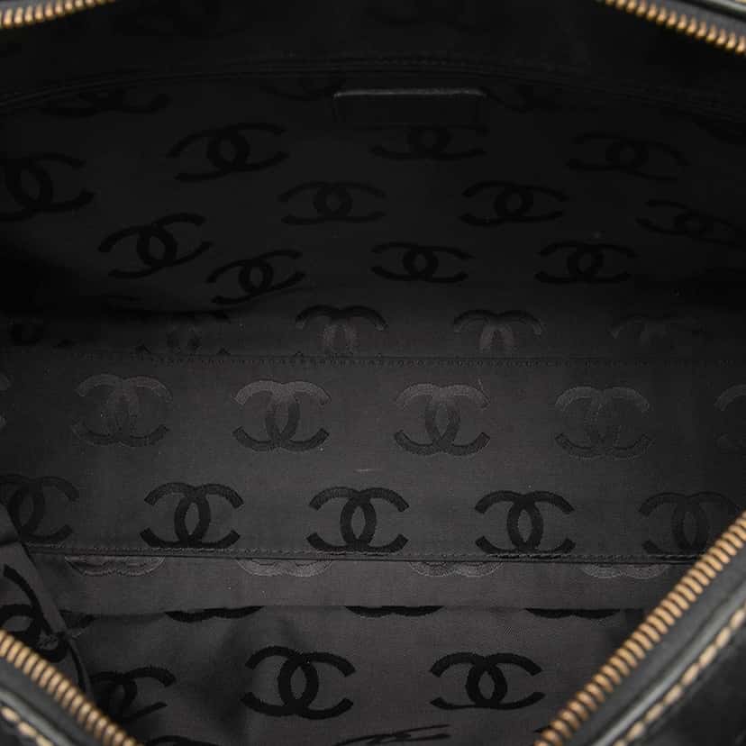 Chanel CC Lambskin Wild Stitch Handbag Black Leather Very good condition - Model View