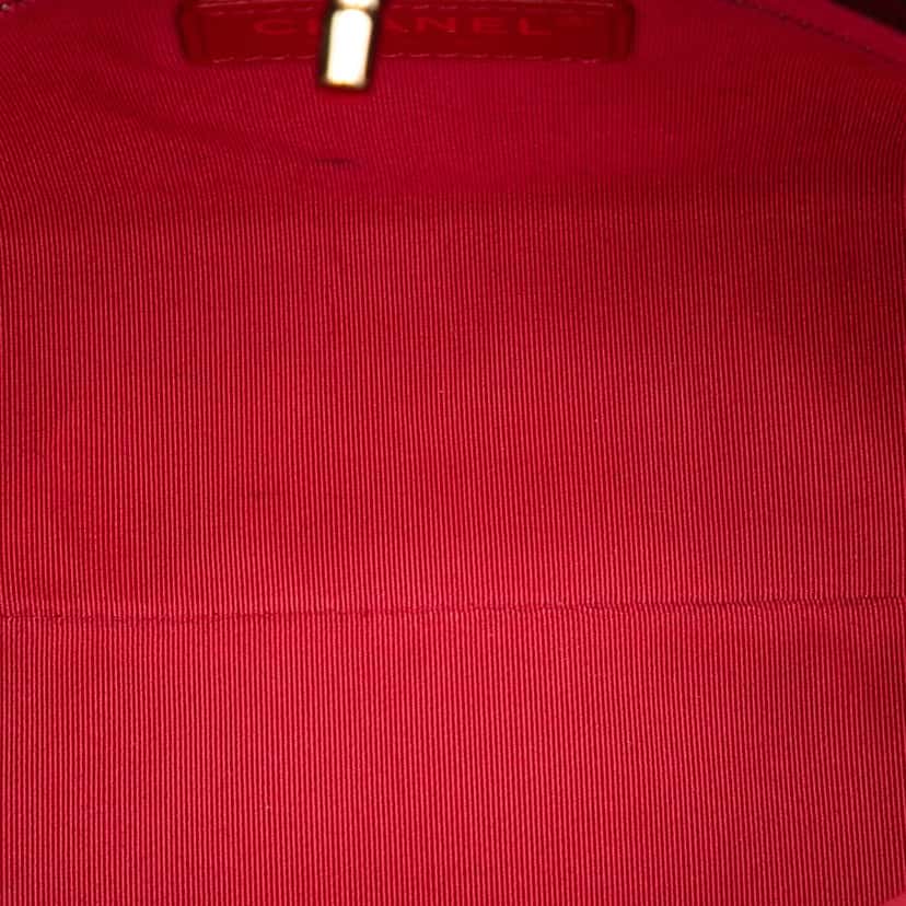 Chanel Small Quilted Caviar City Walk Hobo Black Leather Never worn, with tag - Model View