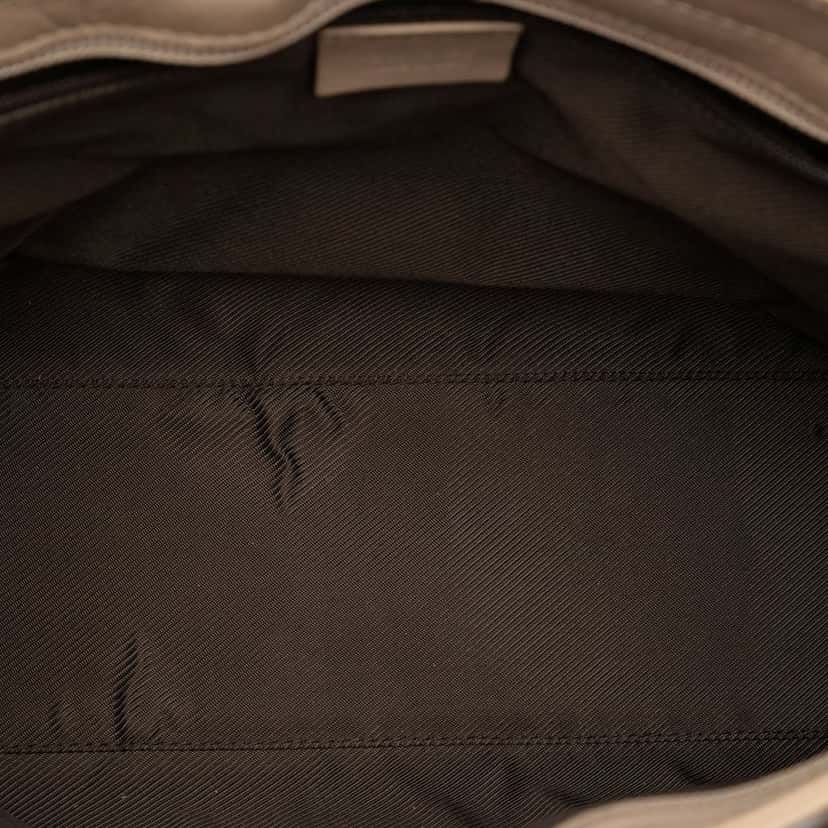 Gucci GG Canvas Tote Beige Very good condition - Model View