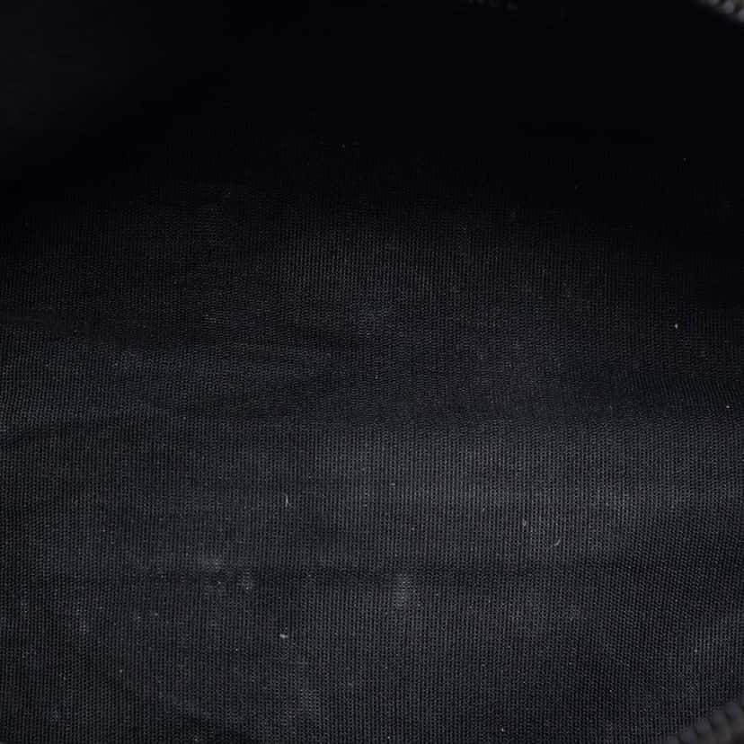 Chanel CC Caviar Cosmetic Pouch Black Leather Very good condition - Model View