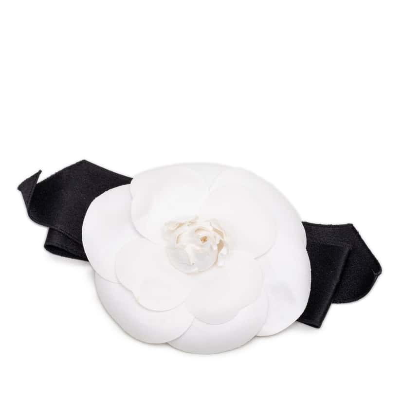 Chanel Cotton Camellia and Satin Bow Brooch White Very good condition - Front View