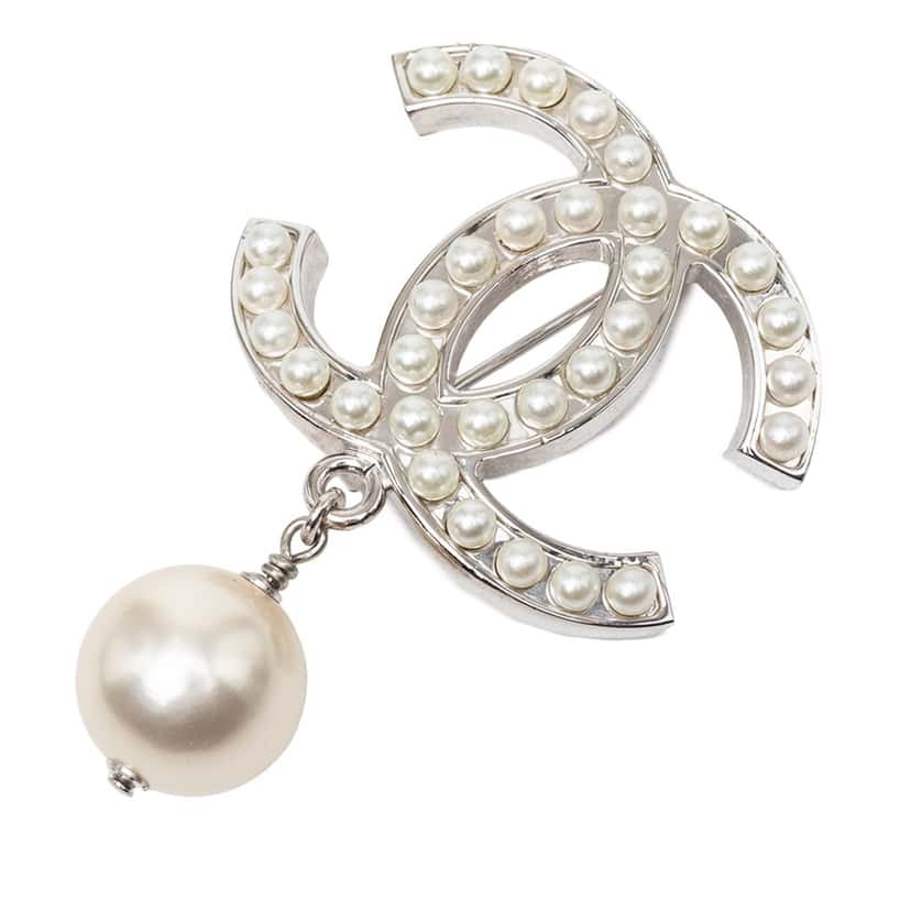 Chanel CC Brass Faux Pearl Brooch Silver Metal Very good condition - Front View