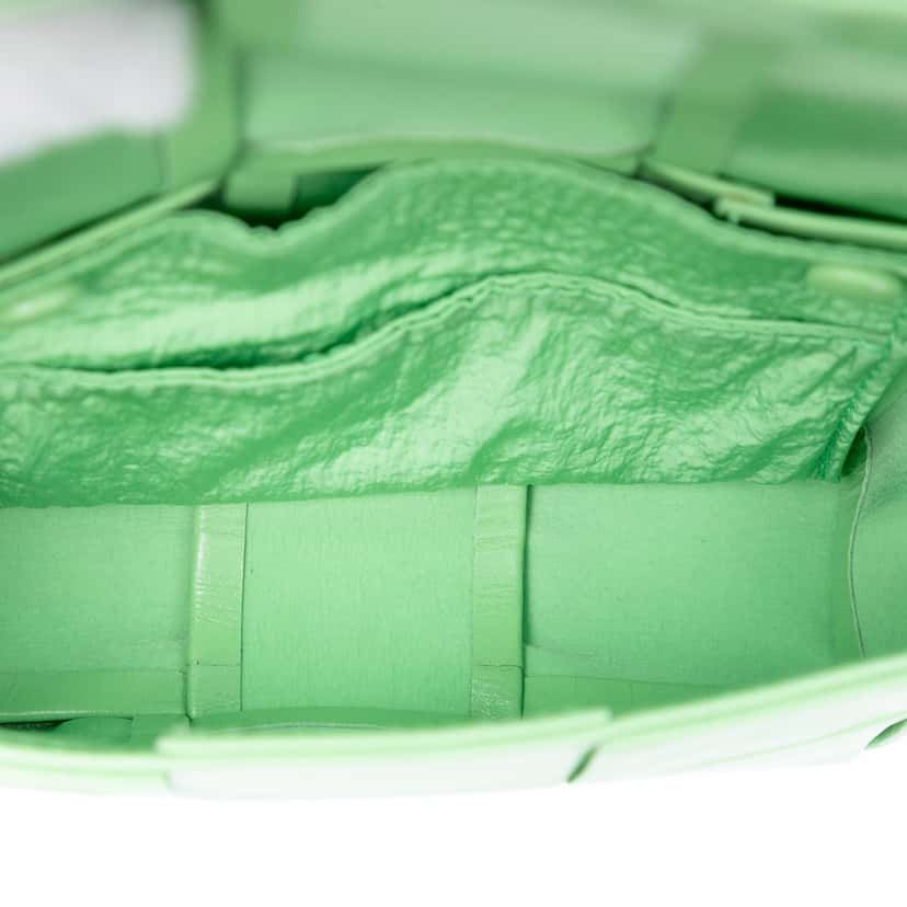 Bottega Veneta Candy Nappa Intrecciato Cassette Crossbody Green Leather Very good condition - Model View