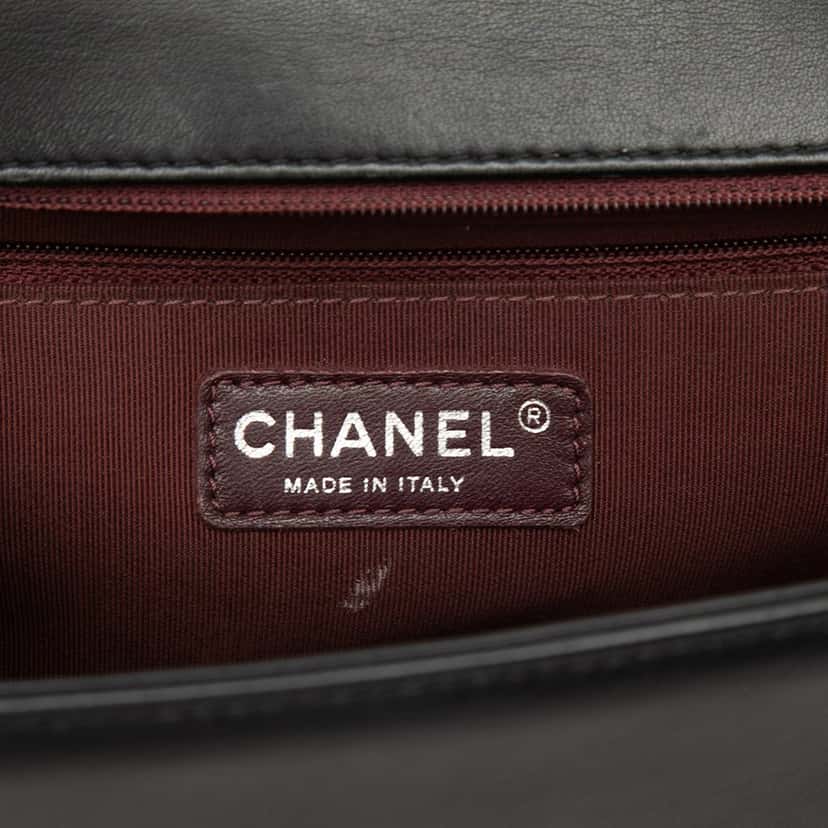 Chanel Medium Chevron Lambskin Boy Flap Black Leather Very good condition - Box View